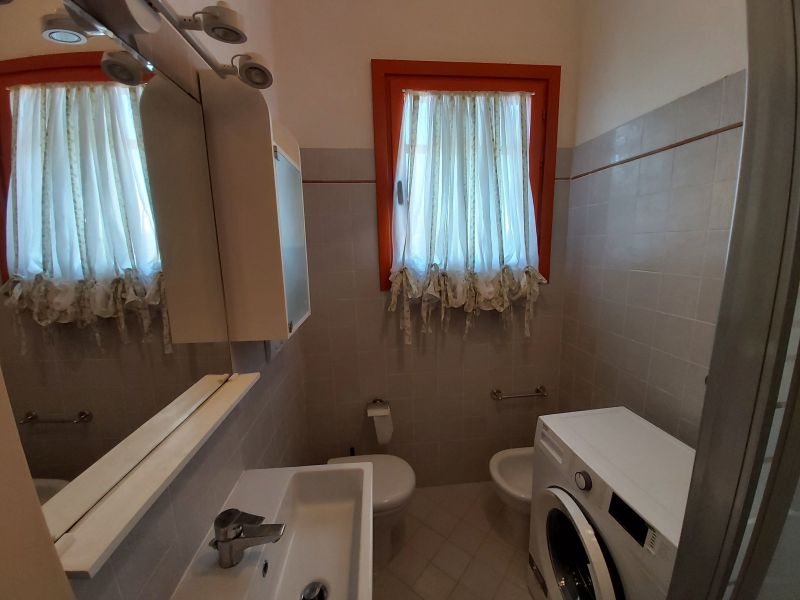 foto 14 Huurhuis van particulieren San Vincenzo appartement   badkamer 2